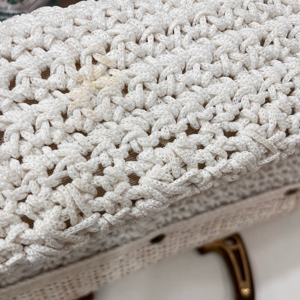 Rattan raffia woven crochet white 60โs kitschy mod purse with brass hardware - Picture 11 of 11